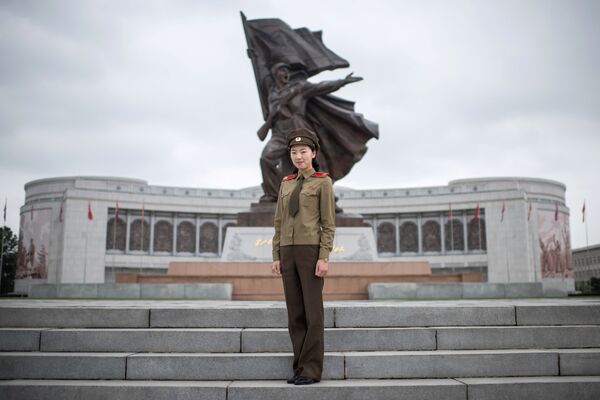 朝鮮人民軍大尉崔詠在平壤軍事博物館附近拍照。 - 俄羅斯衛星通訊社