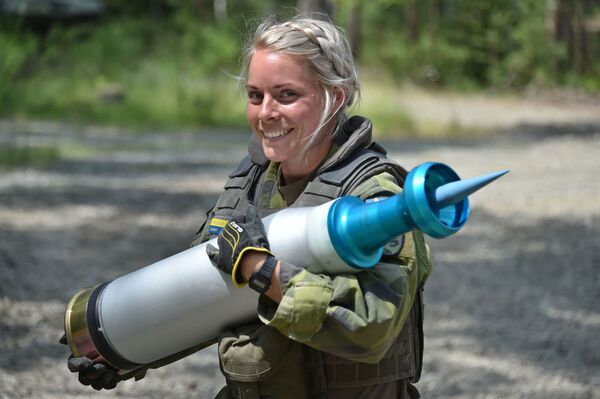 瑞典女兵在強大歐洲坦克挑戰賽中攜帶一枚彈頭。 - 俄羅斯衛星通訊社
