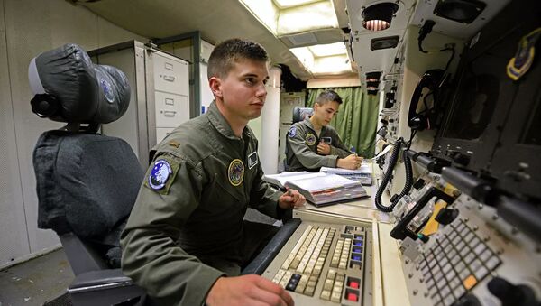 2-й лейтенант Оливер Парсонс (слева) и 1-й лейтенант Энди Пархам проверяют системы в подземной диспетчерской на пункте управления пуском межконтинентальных баллистических ракет около Майнота, Северная Дакота - 俄罗斯卫星通讯社