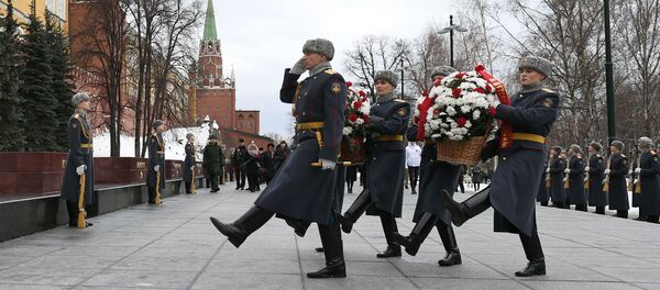Церемония возложения венков и цветов к Могиле Неизвестного солдата, а также к памятным знакам Город-герой Ленинград и городов воинской славы России по случаю 77-летия снятия блокады Ленинграда. - 俄羅斯衛星通訊社