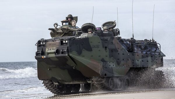 Amphibious Assault Vehicle 7 (AAV-7) - гусеничная десантная машина-амфибия морской пехоты США. - 俄罗斯卫星通讯社
