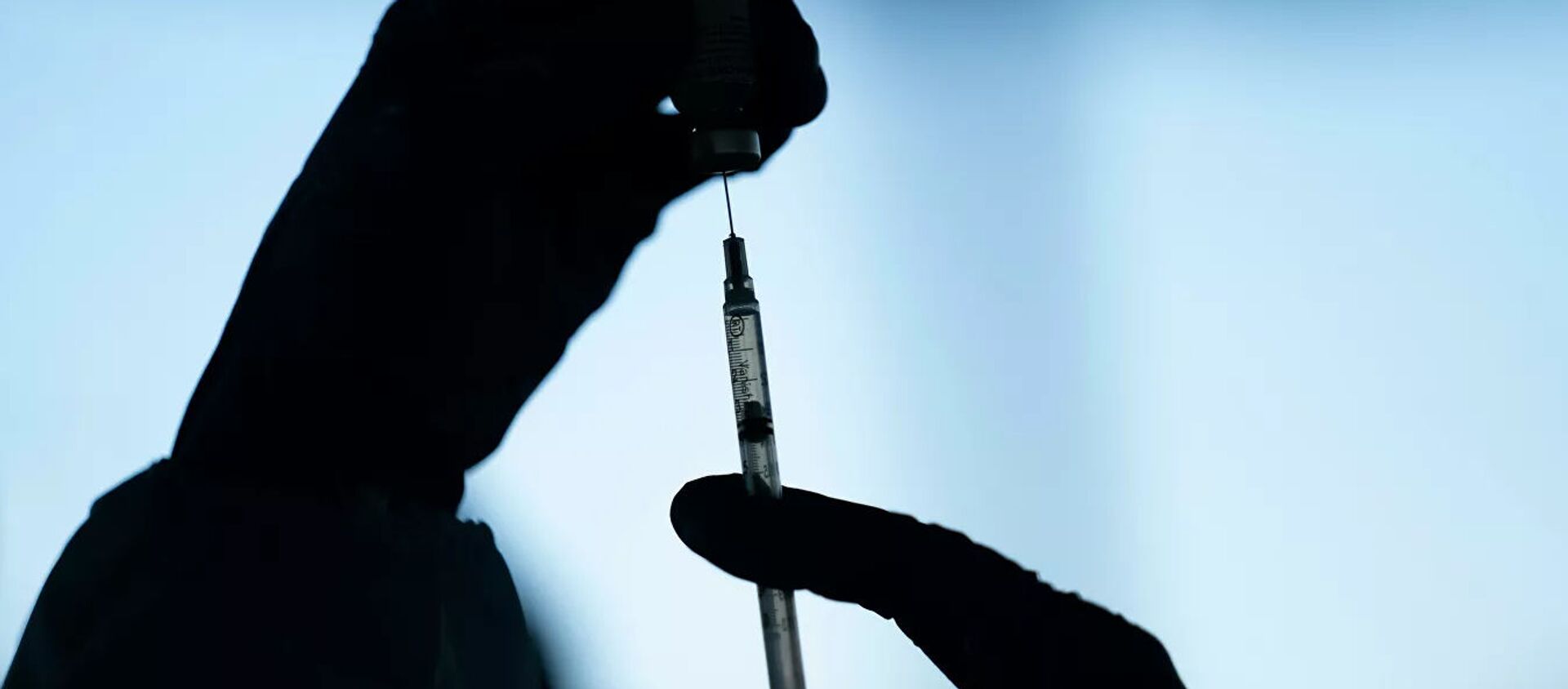 Медицинский сотрудник готовит вакцину Pfizer-BioNTech COVID-19 на ранчо Тюдор в Мекке, Калифорния - 俄罗斯卫星通讯社, 1920, 26.04.2021