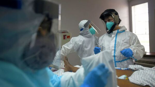 Медицинские работники в отделении для пациентов с коронавирусом в Медицинском центре United Memorial в Хьюстоне, США - 俄羅斯衛星通訊社