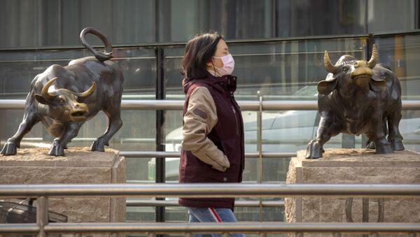 Девушка на фоне статуй быков в Пекине - 俄罗斯卫星通讯社