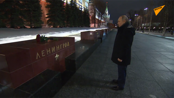 普京在列宁格勒保卫战解除封锁周年纪念日当天向首都列宁格勒纪念碑敬献鲜花 - 俄罗斯卫星通讯社
