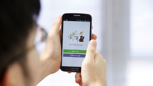 Заставка японского мессенджера Line на экране смартфона - 俄羅斯衛星通訊社
