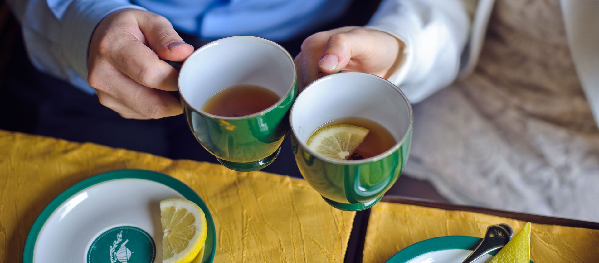 Мужчина и женщина пьют чай с лимоном - 俄羅斯衛星通訊社, 1920, 31.03.2021
