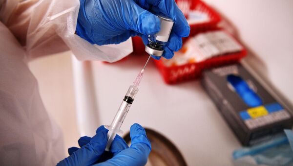 Медицинский сотрудник держит в руках вакцину Спутник-V на территории фудмолла Депо.Москва - 俄羅斯衛星通訊社