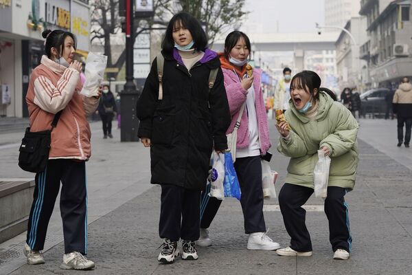 中国武汉，姑娘们在逛街。 - 俄罗斯卫星通讯社