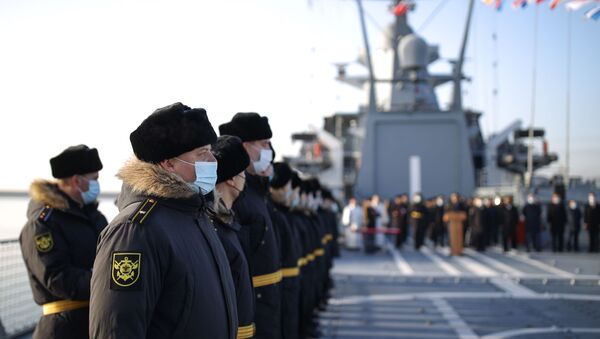 Церемония подъёма Военно-морского флага на патрульном корабле проекта 22160 Павел Державин  - 俄羅斯衛星通訊社