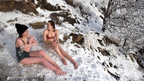 Девушки обтираются снегом возле горячего сероводородного источника в Пятигорске - 俄羅斯衛星通訊社