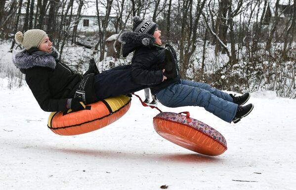 Мама с ребенком катаются с горки в Ангарском перевале в Крыму - 俄羅斯衛星通訊社