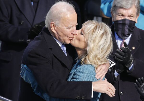 Избранный президент США Джозеф Байден с супругой Джилл Байден после присяги - 俄羅斯衛星通訊社