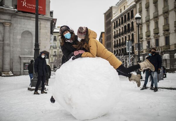 Жители Мадрида скатали снежный ком после снегопада - 俄羅斯衛星通訊社