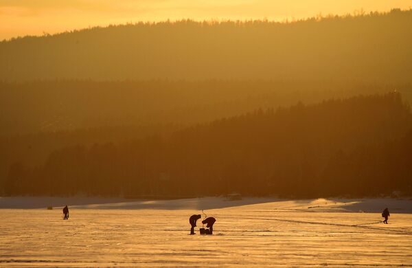 Рыбаки на льду Красноярского водохранилища на реке Енисей в окрестностях деревни Хмельники в Красноярском крае - 俄羅斯衛星通訊社