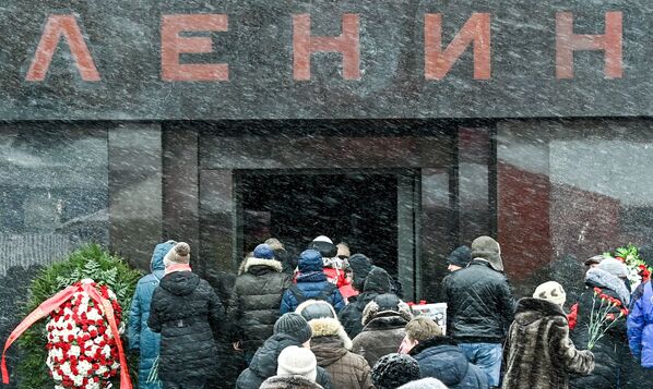 Сторонники КПРФ на церемонии возложения цветов к Мавзолею В. И. Ленина на Красной площади в Москве - 俄羅斯衛星通訊社