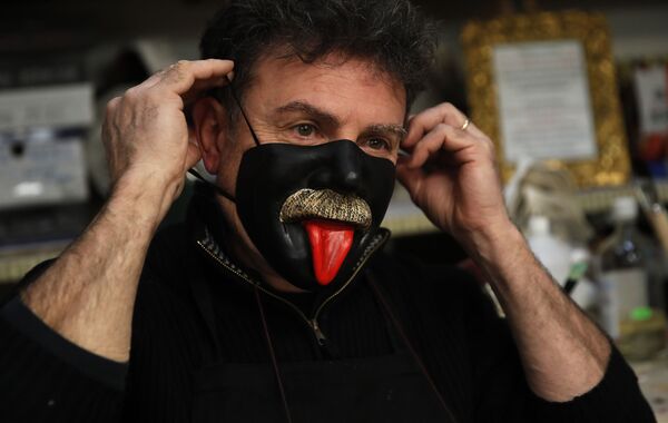 Мастер в маске собственного производства в Венеции  - 俄罗斯卫星通讯社