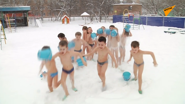  “如果你想健康”：克拉斯诺亚尔斯克幼儿园的孩子们在严寒中洗冷水浴 - 俄罗斯卫星通讯社