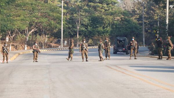 Солдаты охраняют военный блокпост Мьянмы по пути к комплексу конгресса в Нейпьито, Мьянма. - 俄罗斯卫星通讯社