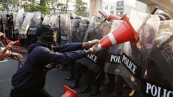 Протестующий во время столкновений с полицией у посольства Мьянмы в Бангкоке, Таилан - 俄罗斯卫星通讯社