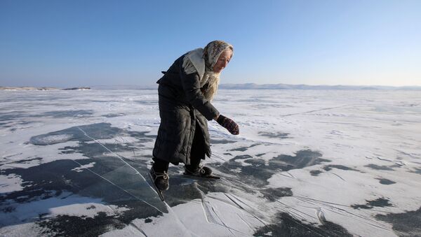 76岁柳芭奶奶滑冰自由穿梭贝加尔湖 - 俄罗斯卫星通讯社