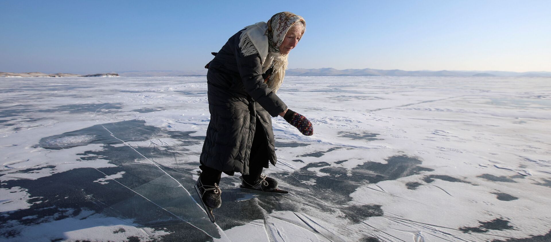 76岁柳芭奶奶滑冰自由穿梭贝加尔湖 - 俄罗斯卫星通讯社, 1920, 05.02.2021