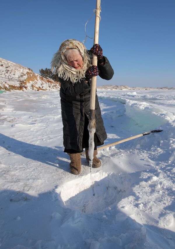 76歲柳芭奶奶滑冰自由穿梭貝加爾湖 - 俄羅斯衛星通訊社