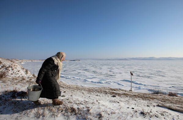 76歲柳芭奶奶滑冰自由穿梭貝加爾湖 - 俄羅斯衛星通訊社