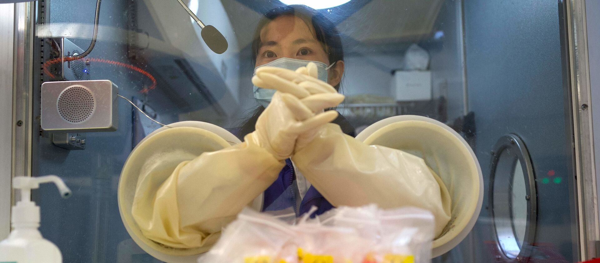 Медицинский работник в лаборатории во время проведения тестирования на коронавирус в Пекине - 俄罗斯卫星通讯社, 1920, 06.05.2021