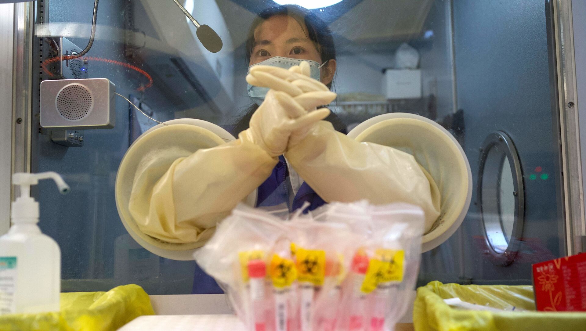 Медицинский работник в лаборатории во время проведения тестирования на коронавирус в Пекине - 俄罗斯卫星通讯社, 1920, 21.07.2021