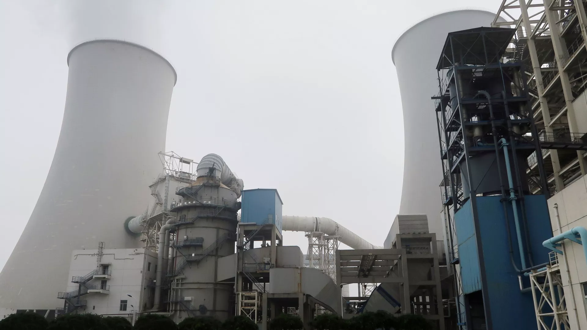 Водяной пар поднимается из градирни угольной электростанции China Energy со сверхнизким выбросом вредных веществ во время пресс-тура в Саньхэ, провинция Хэбэй. Китай - 俄羅斯衛星通訊社, 1920, 12.10.2021