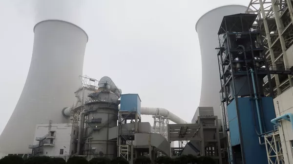 Водяной пар поднимается из градирни угольной электростанции China Energy со сверхнизким выбросом вредных веществ во время пресс-тура в Саньхэ, провинция Хэбэй. Китай - 俄羅斯衛星通訊社