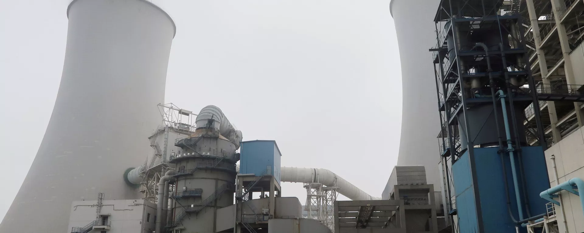 Водяной пар поднимается из градирни угольной электростанции China Energy со сверхнизким выбросом вредных веществ во время пресс-тура в Саньхэ, провинция Хэбэй. Китай - 俄羅斯衛星通訊社, 1920, 12.10.2021