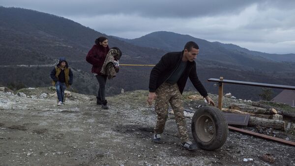  Люди покидают свои дома в городе Лачин (Бердзор) в Нагорном Карабахе.  - 俄罗斯卫星通讯社