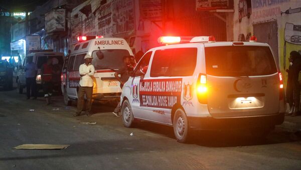Машины скорой помощи видны возле места взрыва заминированного автомобиля в районе 4-го километра Могадишо, Сомали. - 俄羅斯衛星通訊社