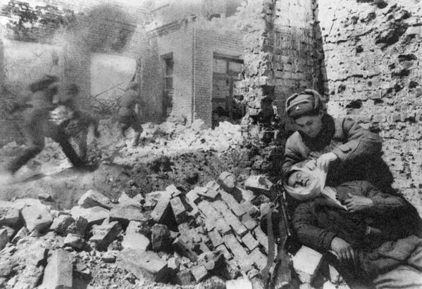 斯大林格勒保卫战是伟大卫国战争中规模最大的一场战役，于1942年7月17日开始，1943年2月2日结束。 - 俄罗斯卫星通讯社