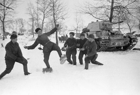 一名苏军士兵试穿德军士兵为防寒制作的树皮鞋。 - 俄罗斯卫星通讯社