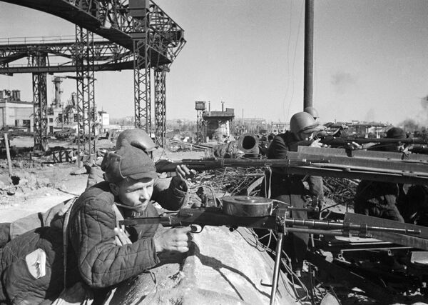 根据作战性质，斯大林格勒战役分为两个时期：防御和进攻。 - 俄罗斯卫星通讯社