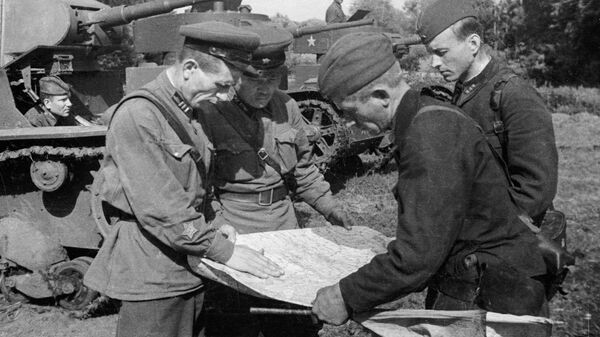 Командиры подразделений 64-й армии Сталинградского фронта сверяют маршрут, 1942 год - 俄罗斯卫星通讯社