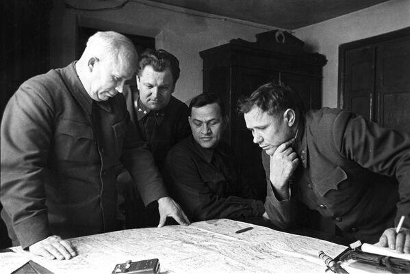 1942年11月23日，苏军对德包围圈合拢，德军22个师和160多个独立部队被困其中。 - 俄罗斯卫星通讯社