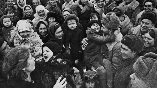 斯大林格勒的居民欢迎苏联军队 - 俄罗斯卫星通讯社