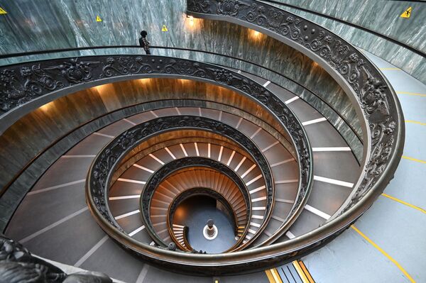 一名男子从梵蒂冈博物馆的布拉曼特楼梯上走下去。 - 俄罗斯卫星通讯社