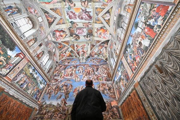 梵蒂冈博物馆开幕当天西斯廷教堂里的游客。 - 俄罗斯卫星通讯社