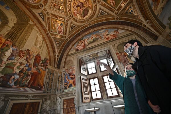 遊客在梵蒂岡博物館拉斐爾畫室里參觀，該博物館在解除封鎖後重新開放。 - 俄羅斯衛星通訊社