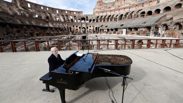 意大利羅馬鬥獸場，鋼琴家在音樂會開始前進行排練。羅馬鬥獸場在解除封鎖後重新開放。 - 俄羅斯衛星通訊社