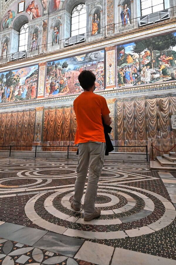 梵蒂岡博物館開幕當天，一位遊客參觀西斯廷教堂。 - 俄羅斯衛星通訊社