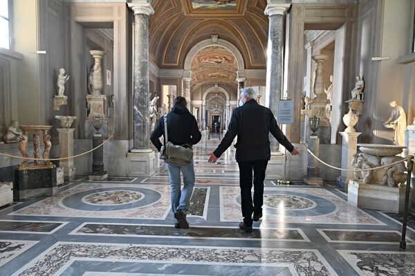 意大利梵蒂冈博物馆里的游客。 - 俄罗斯卫星通讯社