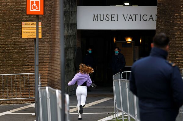 女孩跑向梵蒂岡博物館的入口處。 - 俄羅斯衛星通訊社