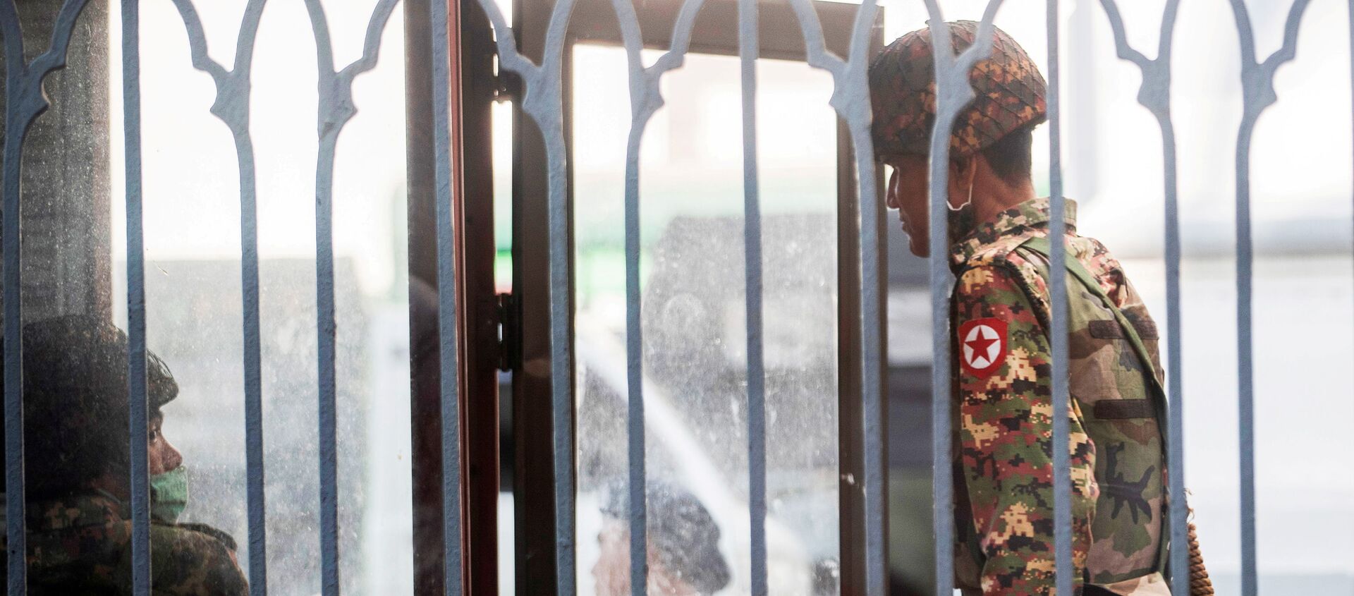Солдаты Мьянмы внутри занятого здания мэрии Янгона, Мьянма - 俄罗斯卫星通讯社, 1920, 03.02.2021