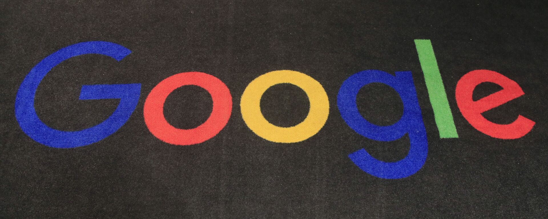 The logo of Google is displayed on a carpet at the entrance hall of Google France in Paris. - 俄羅斯衛星通訊社, 1920, 13.03.2021